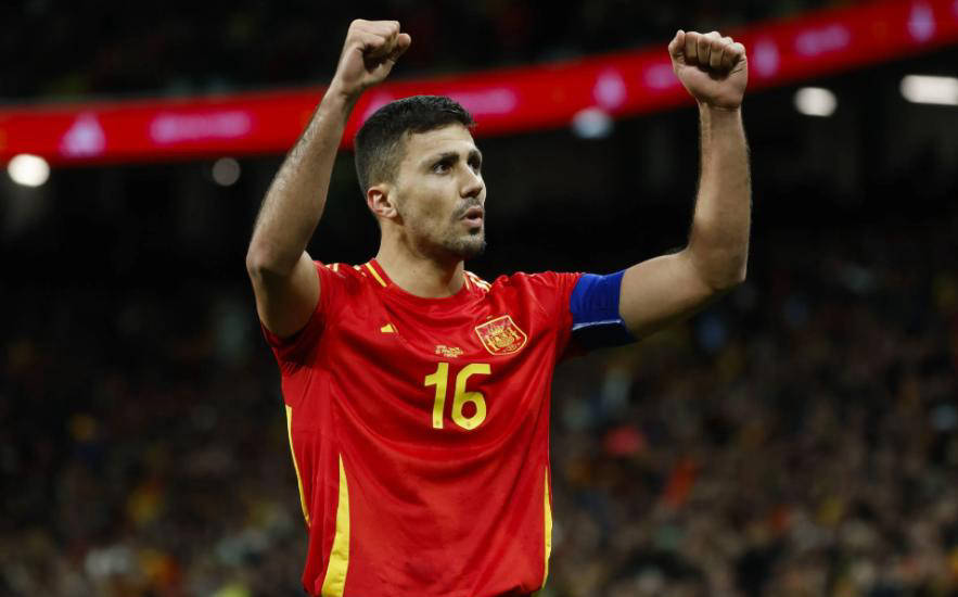 瓜帅心疼！曼城王牌罗德里连续首发，金球状态全面回归！